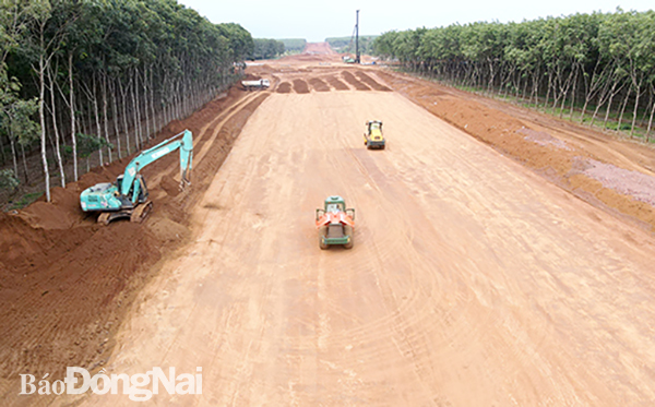 Dự án Đường cao tốc Phan Thiết – Dầu Giây: Nguy cơ chậm tiến độ vì thiếu… đất đắp đường